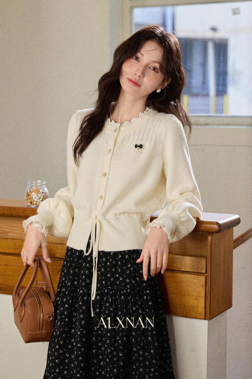 鹿向南「白茶甜」杏色针织衫女慵懒秋冬上衣新款毛衫独特长袖毛衣 商品图5