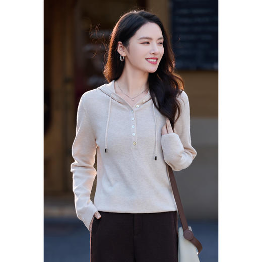 柔润绒感连帽针织衫 复合羊毛混纺 贴合身形却不紧绷 久穿不松垮 贴肤穿软乎不扎 米思阳2026春季新款连帽抽绳慵懒休闲长袖上衣女1846 商品图1