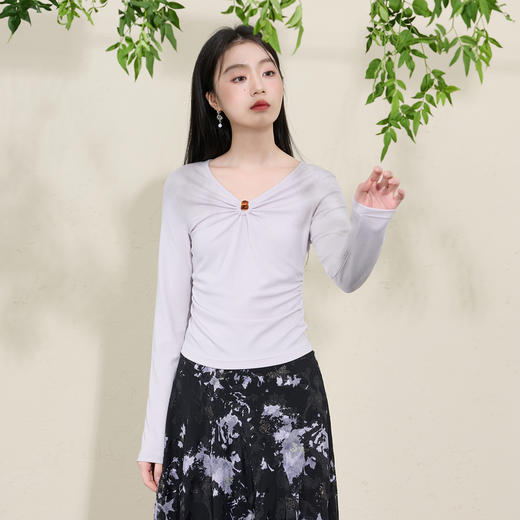 三彩【月影流芳】2026春季新款镂空V领长袖T恤上衣修身打底内搭C 商品图3