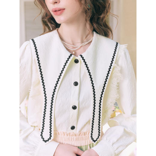 两三事 浮云月下 2026春季新款小清新波浪织带边大翻领灯笼袖衬衫 商品图2