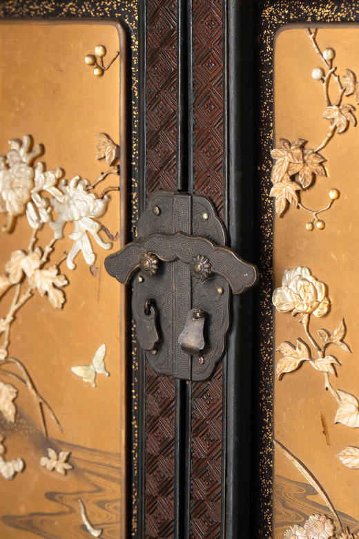 独角鹿西洋古董19世纪日本明治时期出品金漆莳绘装饰东方花鸟主题芝山镶嵌红地漆木精雕箪笥 商品图8