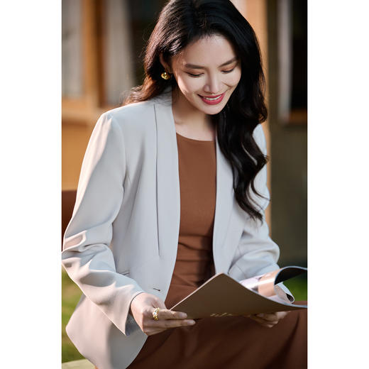 米思阳2026春季新款百搭极简无领小西装高级感职业通勤短外套+焦糖背心裙（单拍）5372/5371 商品图2