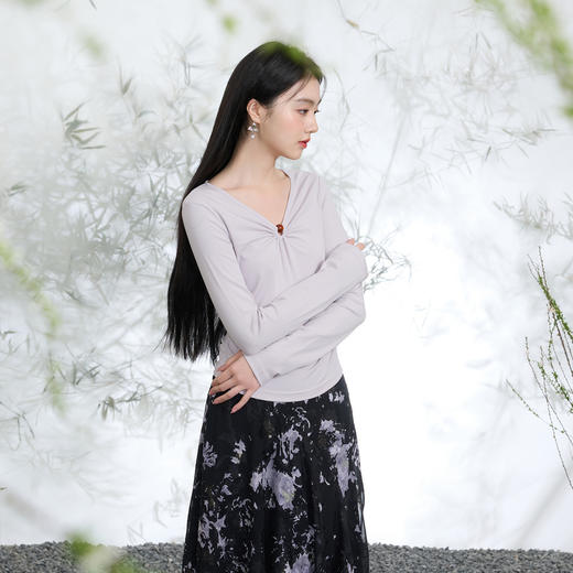 三彩【月影流芳】2026春季新款镂空V领长袖T恤上衣修身打底内搭C 商品图2