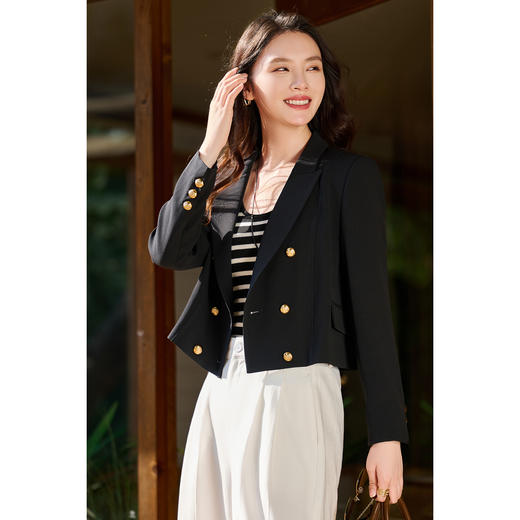 重磅进口三醋酸西装外套 黄金短款裁剪显高5cm 质感浮雕金扣 梨形身材&小个子适穿 米思阳2026春季新款双排扣短款西装外套女5907 商品图3