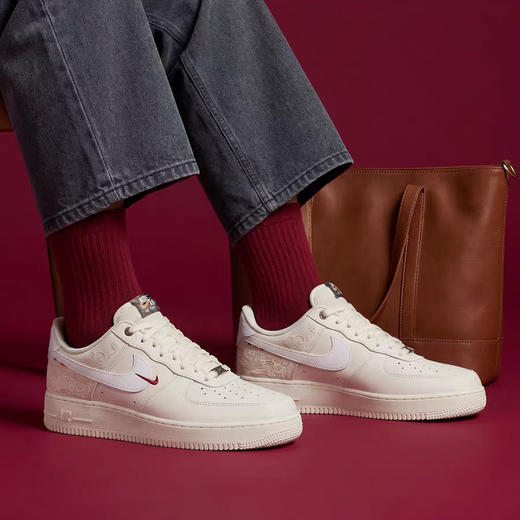 【品牌授权】 Nike Air Force 1 马年限定系列 潮人亲测必入新年战靴超超超有年味 吸睛 搭配任何穿搭都出彩 商品图2