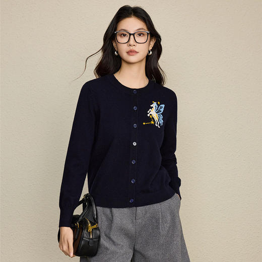 「高货rp」全新升级【铂金会员284/天猫379/差价95】(14749)洛诗琳新款飞马提花羊毛开衫2026新款气质圆领针织外套女 商品图2