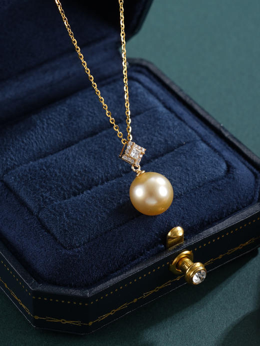 子佩集【鎏光秘语】G18K珍珠惜王妃吊坠【KP25025】10.5mm珠海水珠金色四芒星方块镀金（不含链）2601 商品图3