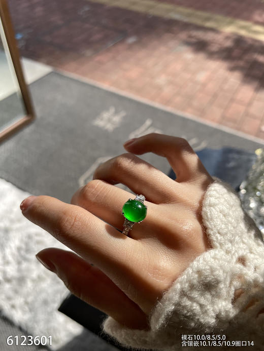 玻璃种艳绿蛋面戒指【6123601】具体价格微信咨询 商品图3