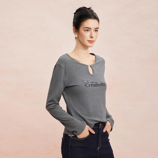 RE700斯尔丽2026新款春季长袖T恤简约百搭时尚可单穿可内搭字母T上衣 商品图6