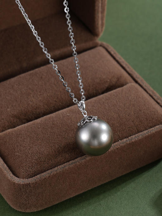 子佩集【夜幕小咏】G18K珍珠惜王妃吊坠【P200729】12mm珠海水珠黑花片花托（不含链）2601 商品图3