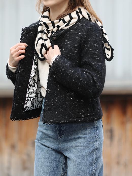 TYNVIE 条纹荷叶边三角羊绒羊毛围巾 - 蓝/白 商品图2