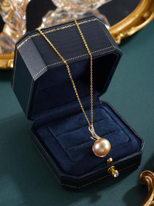 子佩集【福尾轨迹】G14K珍珠惜王妃吊坠【PS08250】12.8mm珠海水珠金色羽翅镀金（不含链）2601 商品图3