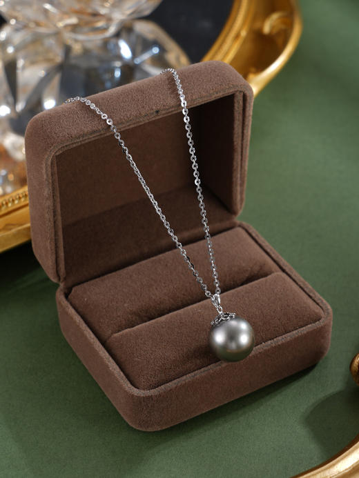 子佩集【夜幕小咏】G18K珍珠惜王妃吊坠【P200729】12mm珠海水珠黑花片花托（不含链）2601 商品图2