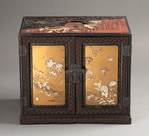 独角鹿西洋古董19世纪日本明治时期出品金漆莳绘装饰东方花鸟主题芝山镶嵌红地漆木精雕箪笥 商品图0