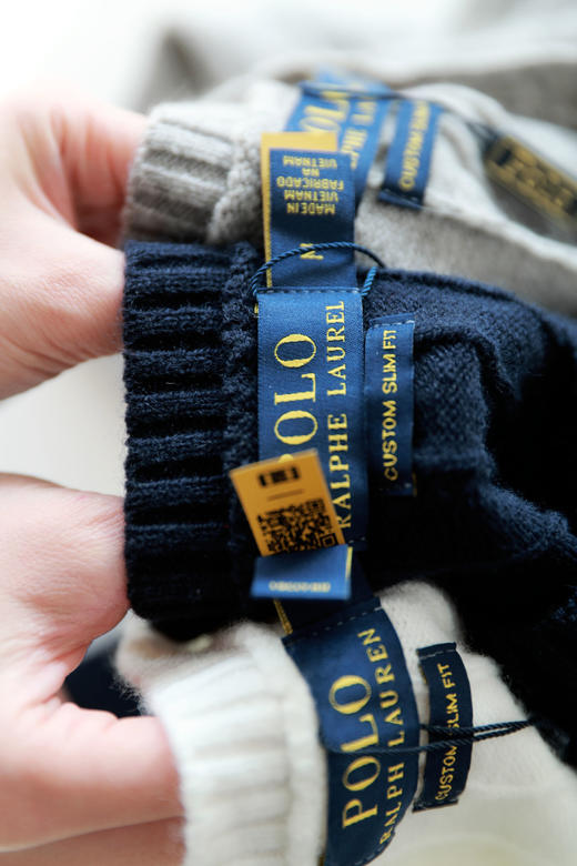 含羊毛30%，圆领麻花毛衣。小标刺绣复古氛围感长袖羊毛衫E011566 商品图1