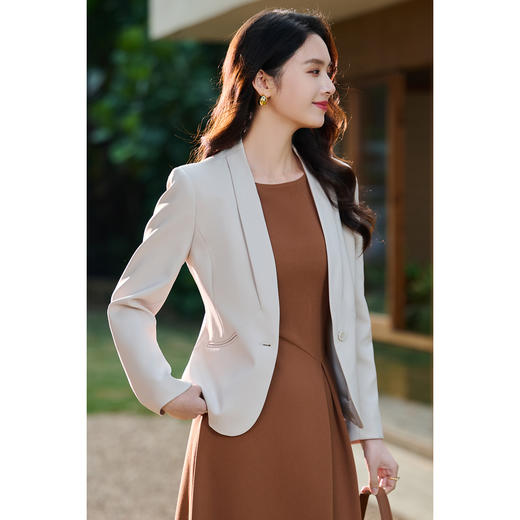 米思阳2026春季新款百搭极简无领小西装高级感职业通勤短外套+焦糖背心裙（单拍）5372/5371 商品图4