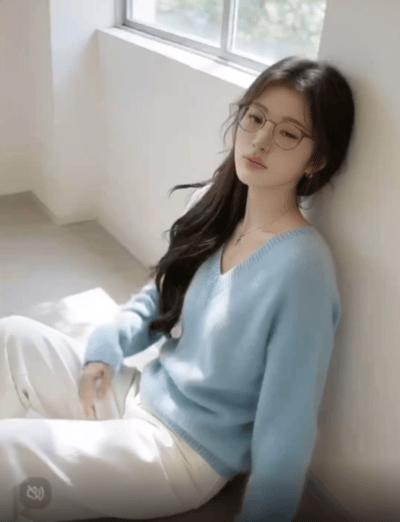 【显白蓝V领毛衣】纯色款“小心机"~设计感与舒适感并存!韩系复古氛围感拉满，上身巨气质温柔!品质控姐妹必入款 商品图1