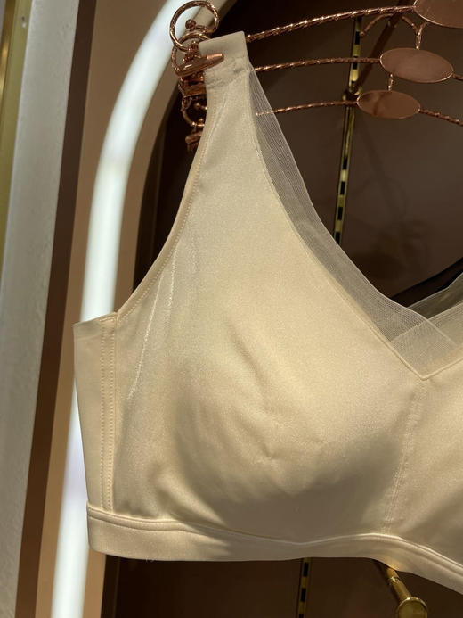 【适合小胸】最新研发  【光面绸缎蚕丝纯乳胶杯内衣】峰度专柜正品内衣 顶Ji养护舒适内衣 抑菌防螨 3⃣️0⃣️0⃣️0⃣️➕个透气孔 解放胸部舒爽 商品图1