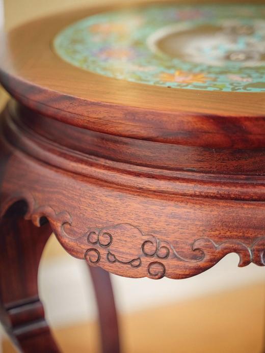 【已售】独角鹿西洋古董20世纪初法国出品东方主义风格祥云纹木雕镶嵌双鱼戏水主题掐丝珐琅面圆凳 商品图2