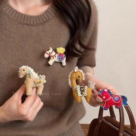 马上有钱！可爱布艺本命年小马胸针女2025秋冬款围巾装饰胸前配饰