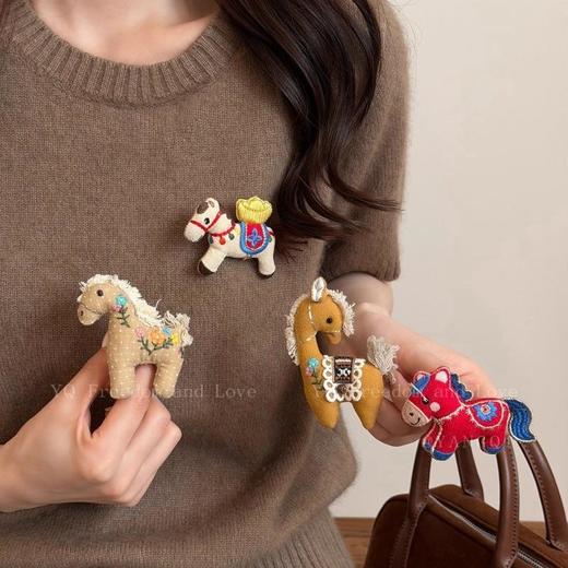 马上有钱！可爱布艺本命年小马胸针女2025秋冬款围巾装饰胸前配饰 商品图0