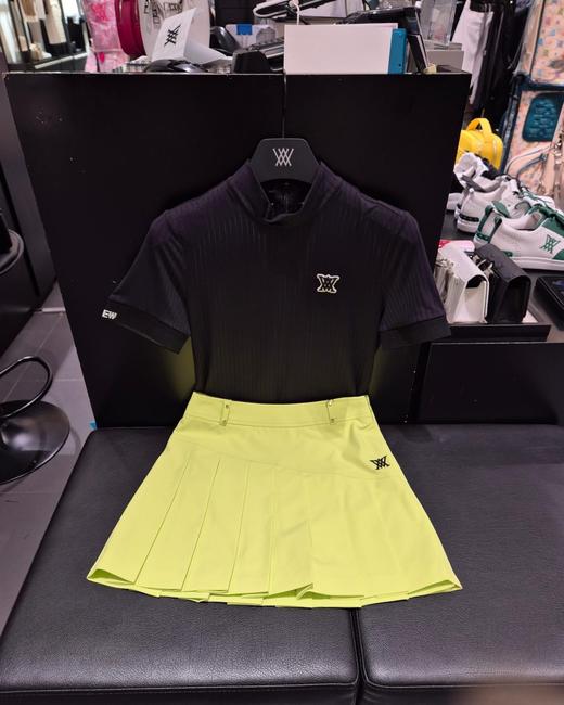 An家新款女士立领条纹短袖上衣来啦！渠道高品质采用高纱支的坑条条纹弹力面料，品质极高上身极其舒适，轻薄透气。这种条纹颜色比例也很难控制，所以这是一款看似简单实则非常耗费时间，面料成本又极高的一款T恤！ 商品图3