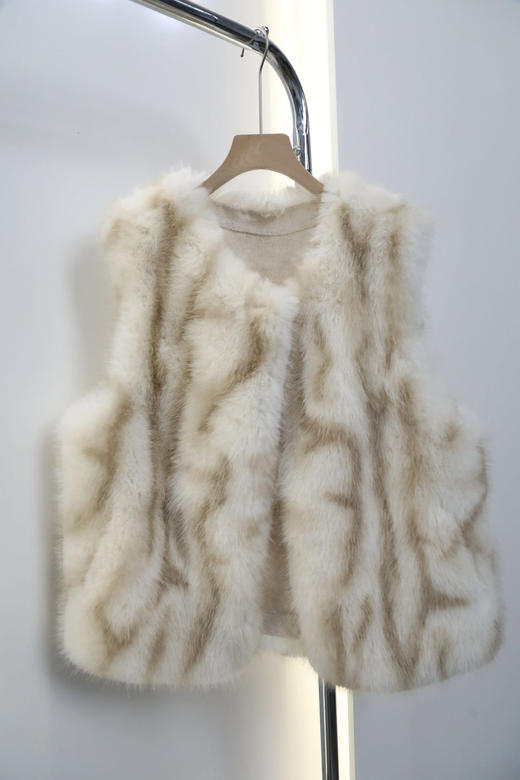 【3-7天发货】暖fufu韩女云朵马甲，毛茸茸的质感!上身非常显白显气色，内里复合麂皮绒，手感丰盈蓬松暖fufu的 商品图4