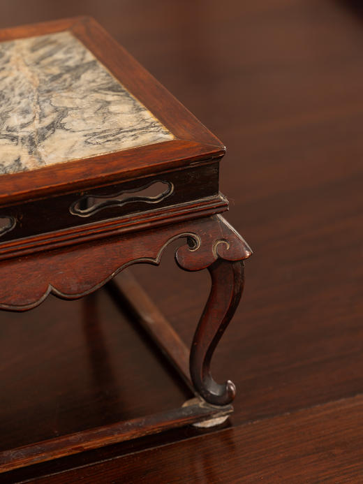 清中期	黄花梨镶云石云纹三弯腿带托泥四足方形器座 商品图3