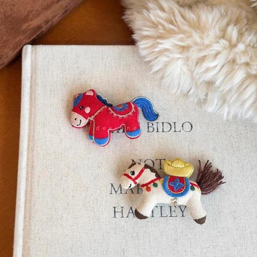 马上有钱！可爱布艺本命年小马胸针女2025秋冬款围巾装饰胸前配饰 商品图3