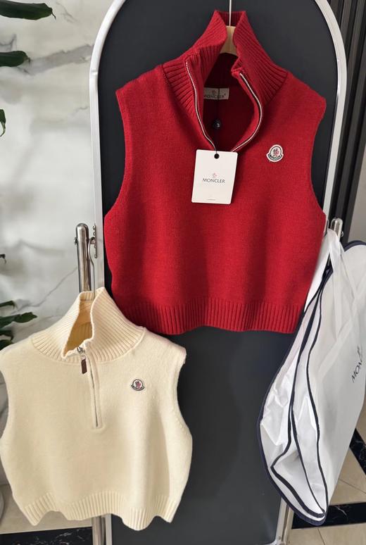 F011631柔软舒适高领半拉链宽松廓形针织背心 商品图1