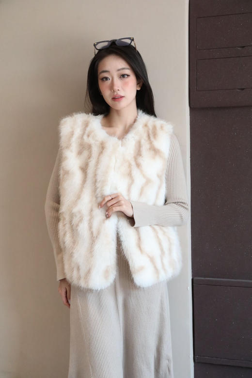【3-7天发货】暖fufu韩女云朵马甲，毛茸茸的质感!上身非常显白显气色，内里复合麂皮绒，手感丰盈蓬松暖fufu的 商品图0