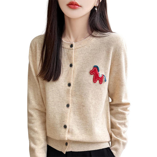 「自」全新升级【铂金会员109/天猫149/差价40】(05705)洛诗琳气质小马刺绣针织开衫2026新年红色高级感慵懒风上衣 商品图4