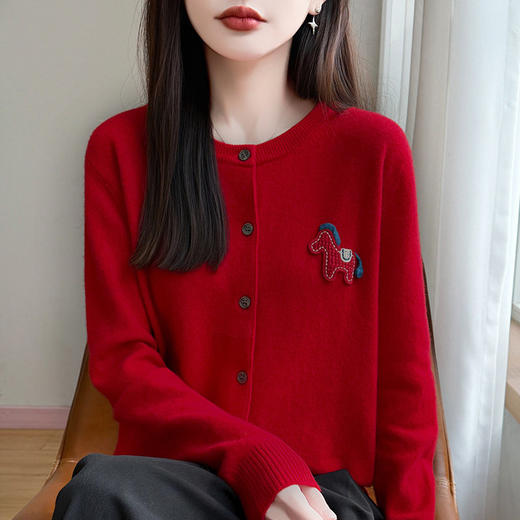 「自」全新升级【铂金会员109/天猫149/差价40】(05705)洛诗琳气质小马刺绣针织开衫2026新年红色高级感慵懒风上衣 商品图2