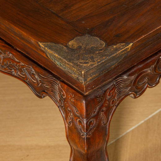 清早期	黄花梨束腰三弯腿螭龙纹带铜包角炕桌 商品图4