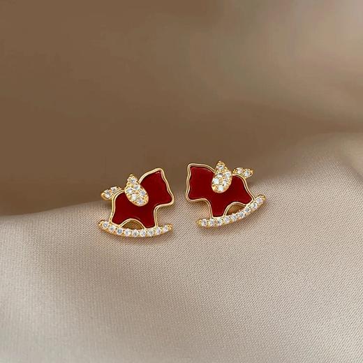 【下单赠幸运红绳1条】“王府井百货在售” 美国品牌 NATURALLY JOJO 摇摇来財小马项链/耳环2件套 925银针 时尚百搭 精致可爱 商品图7