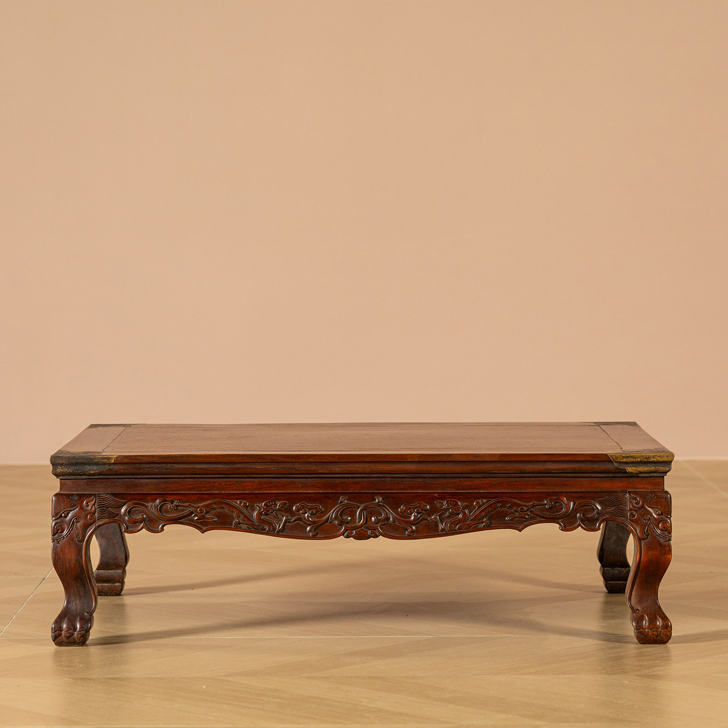 清早期	黄花梨束腰三弯腿螭龙纹带铜包角炕桌