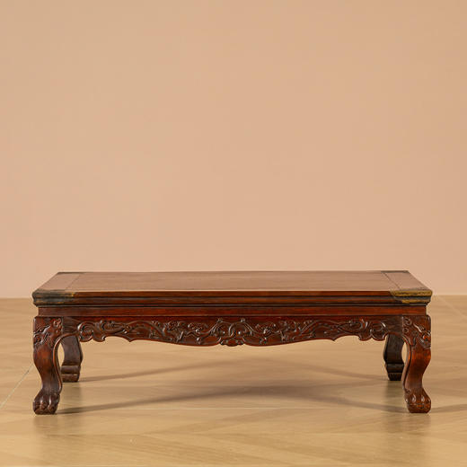 清早期	黄花梨束腰三弯腿螭龙纹带铜包角炕桌 商品图0