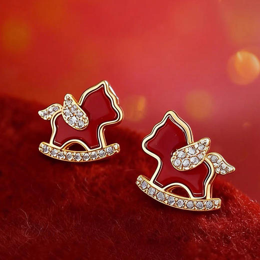 【下单赠幸运红绳1条】“王府井百货在售” 美国品牌 NATURALLY JOJO 摇摇来財小马项链/耳环2件套 925银针 时尚百搭 精致可爱 商品图4