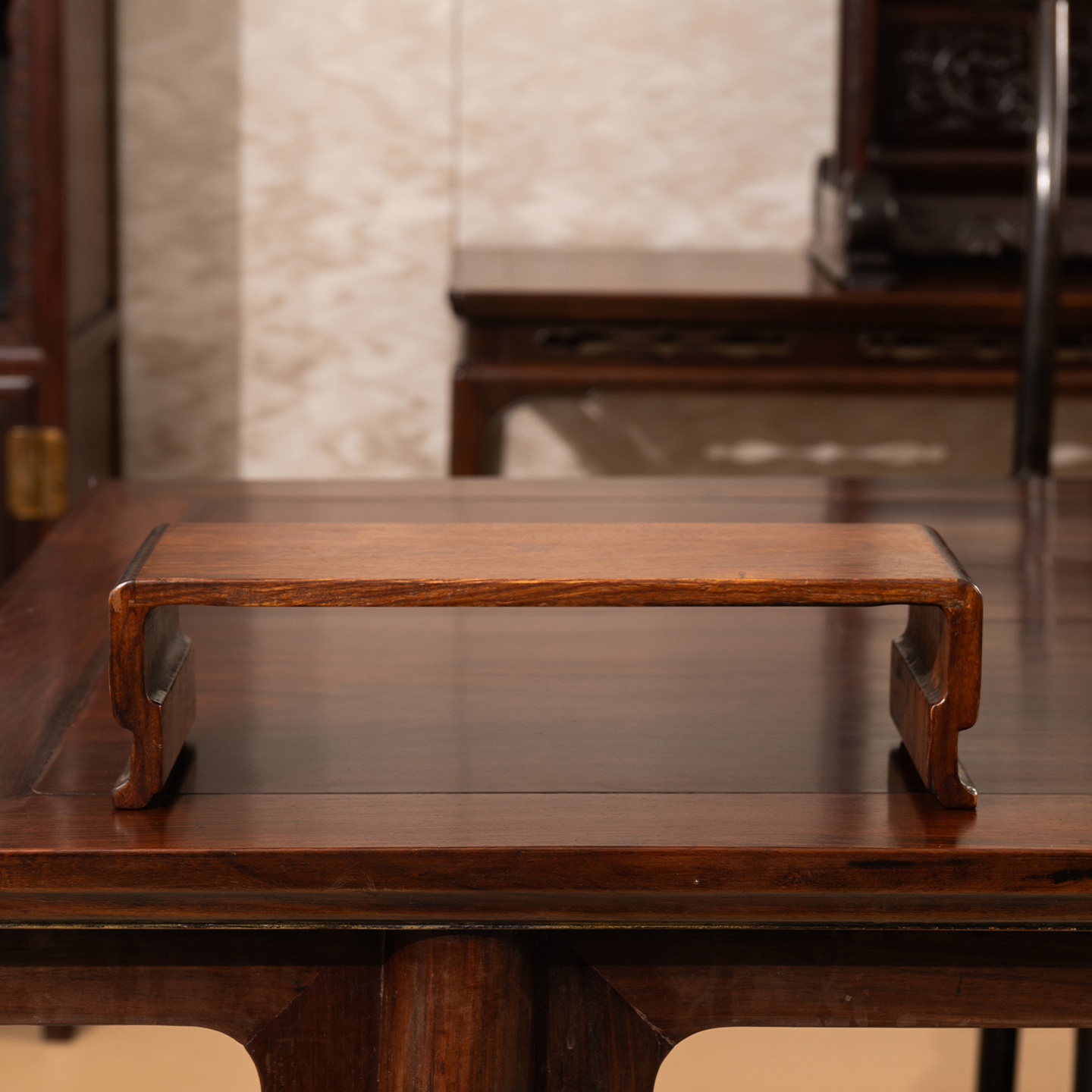 清	红木板足案上几摆件