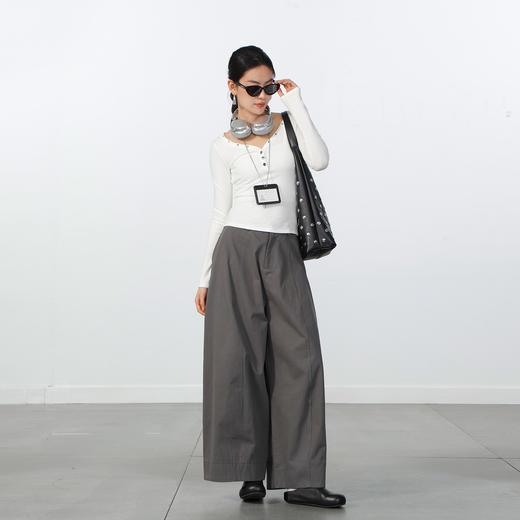 极简V领铆钉磨毛T恤-纪念日百货门店同款168895881 商品图1