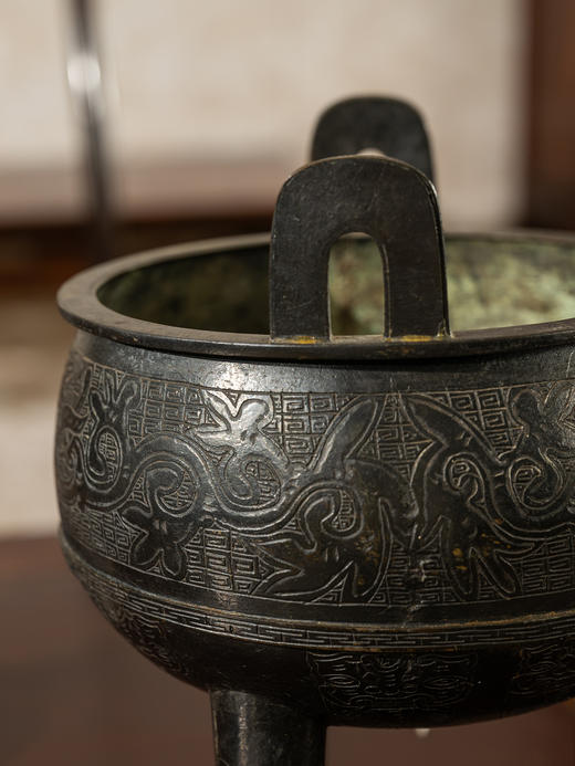 清	铜龙纹冲天耳三足鼎式炉（楠木盖座） 商品图2