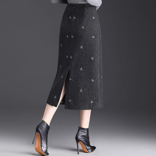 「自」全新升级【铂金会员146/天猫199/差价53】(13952)洛诗琳蝴蝶结刺绣毛呢半身裙2025秋冬新款高腰A字中长直筒裙 商品图3