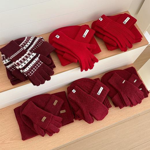 年货节！【新年红色含羊毛帽子围巾手套一体三件套】女冬防寒保暖护耳围脖 商品图1