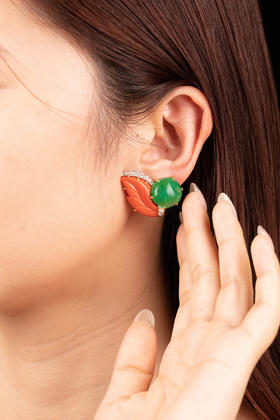 独角鹿西洋古董20世纪法国顶级珠宝品牌卡地亚出品叶片造型18K黄金铂金镶嵌珊瑚钻石及祖母绿耳夹一对