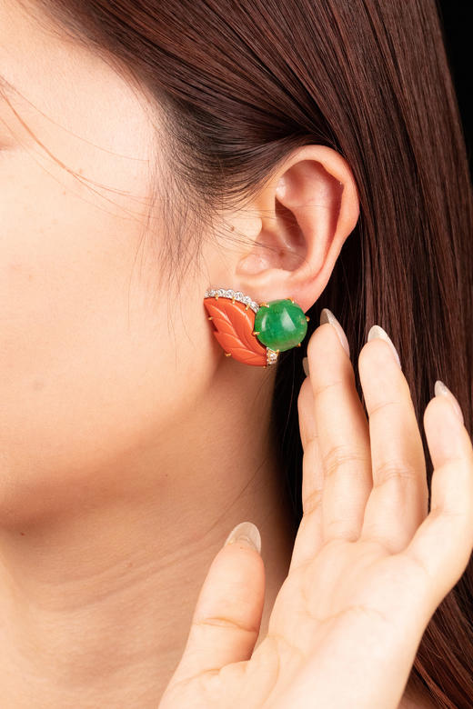 独角鹿西洋古董20世纪法国顶级珠宝品牌卡地亚出品叶片造型18K黄金铂金镶嵌珊瑚钻石及祖母绿耳夹一对 商品图0