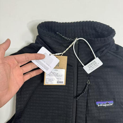 原单正品 Patagonia巴塔哥尼亚男士抓绒马甲R1，一件能陪你征服山野与都市的温度管理神器！

蓝色/黑色 S-XXL 商品图8