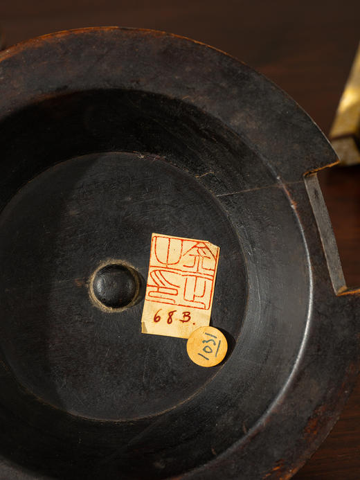 清	铜龙纹冲天耳三足鼎式炉（楠木盖座） 商品图3