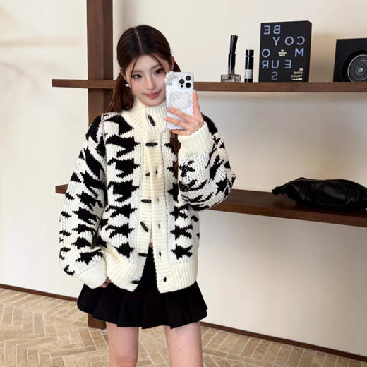 【时髦这件事要上高度】韩国小众潮牌毛衣！2026新款open yy千鸟格针织开衫牛角扣圆领毛衣加厚羊毛外套！ 商品图1