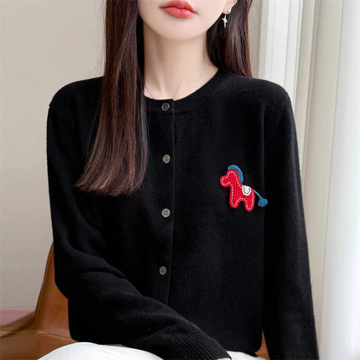 「自」全新升级【铂金会员109/天猫149/差价40】(05705)洛诗琳气质小马刺绣针织开衫2026新年红色高级感慵懒风上衣 商品图1