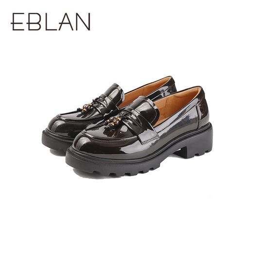 【上新】伊伴2026春季波嬉风串珠镜面漆皮厚底学院/职场乐福鞋B26178013 商品图4